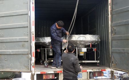 河北客戶訂購的兩臺陶瓷泥漿高頻振動篩下午發(fā)貨