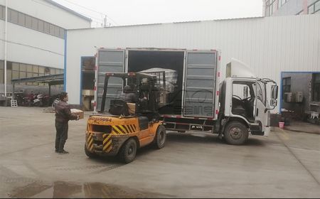 河北客戶訂購的1.5米不銹鋼振動篩發(fā)貨