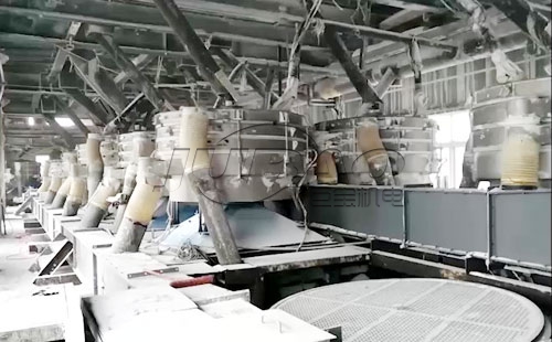 搖擺篩分機(jī)篩分化工原料客戶現(xiàn)場(chǎng)