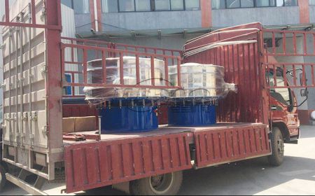 安徽客戶訂購的兩臺(tái)化工粉末旋振篩裝車發(fā)貨