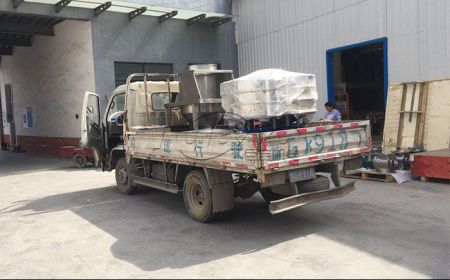 遼寧客戶訂購的1200旋振篩及無塵投料站發(fā)貨