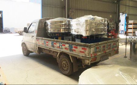 我公司兩臺(tái)1000不銹鋼旋振篩發(fā)往河南鄭州