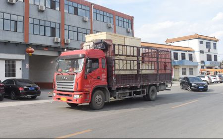 再走一批！巨寶機(jī)電外貿(mào)振動(dòng)篩裝車發(fā)貨現(xiàn)場(chǎng)