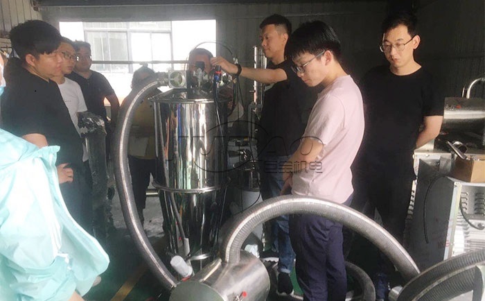 真空上料機(jī)參觀圖 真空上料機(jī)