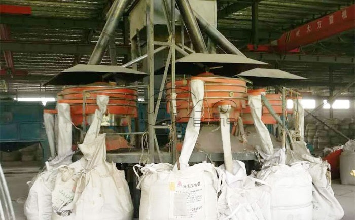 巨寶搖擺振動(dòng)篩客戶篩分工作現(xiàn)場(chǎng) 搖擺振動(dòng)篩