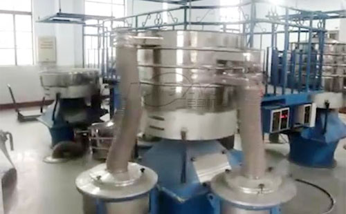 巨寶搖擺振動(dòng)篩客戶篩分工作現(xiàn)場