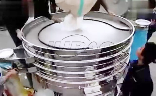 安徽搖擺篩分機客戶現(xiàn)場考察氯化鈉篩分效果