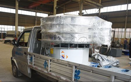 廣州客戶訂購的染料振動篩分機發(fā)往東莞