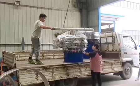 山東臨沂香菇粉單層振動篩車間發(fā)貨現(xiàn)場