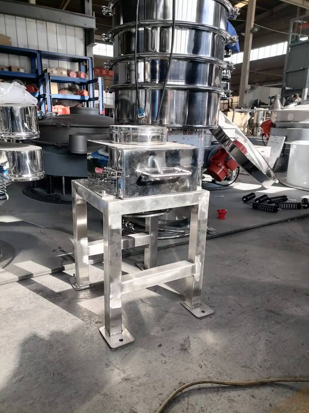 怎樣清除噸袋拆包設(shè)備卸料時物料中的雜物