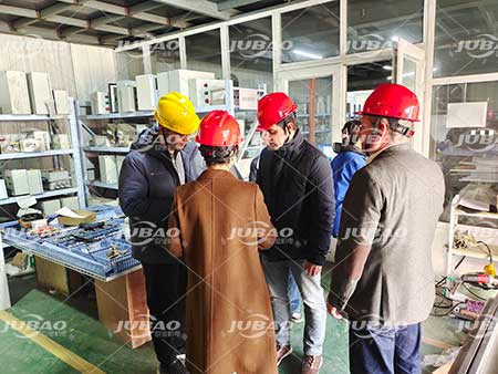 國外客戶客戶到廠試真空上料機(jī)、防爆型無塵投料站